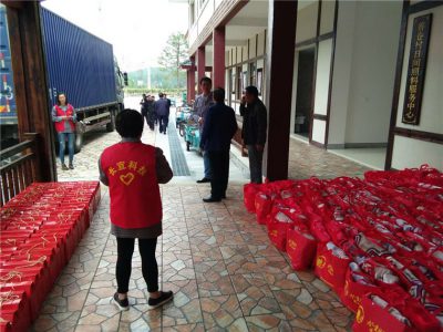 新长宜科技善卷上东村献爱心活动