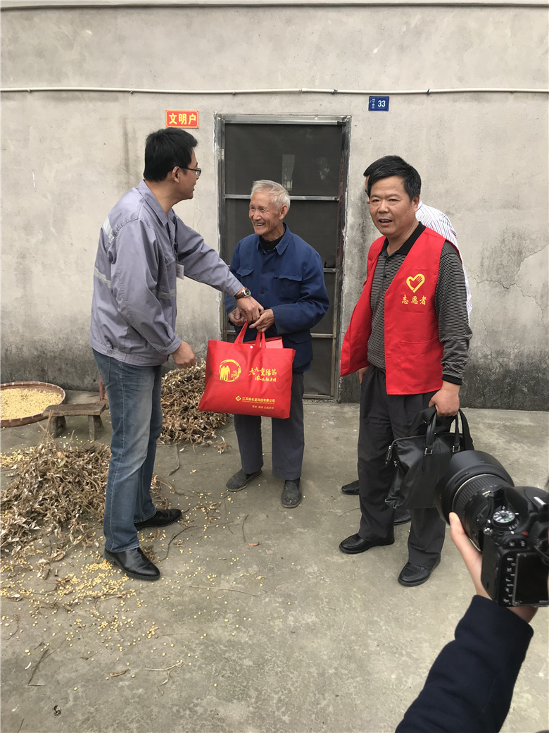 新长宜科技重阳节去宜兴市鲸塘村看望老人